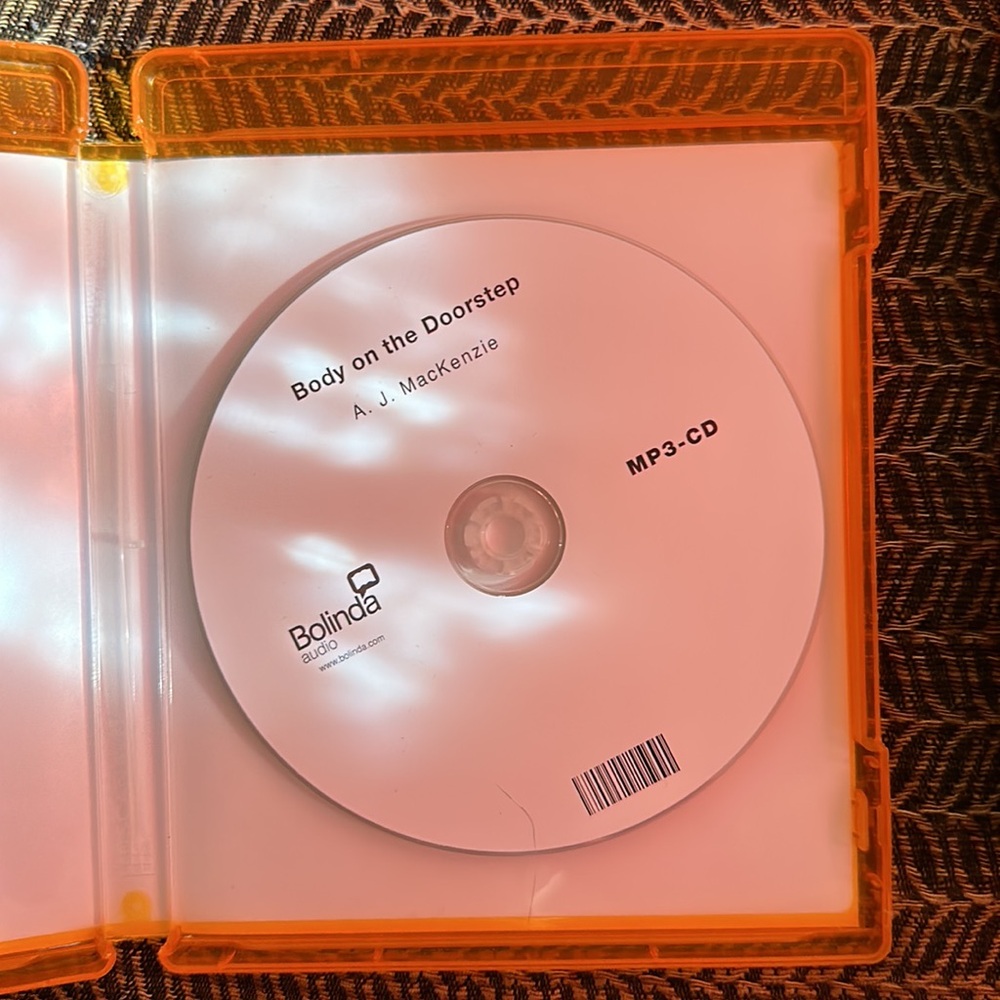 Audiobook MP3 Audio CD THE BODY ON THE DOORSTEP BY AJ MACKENZIE-Mystery - Picture 9 of 10